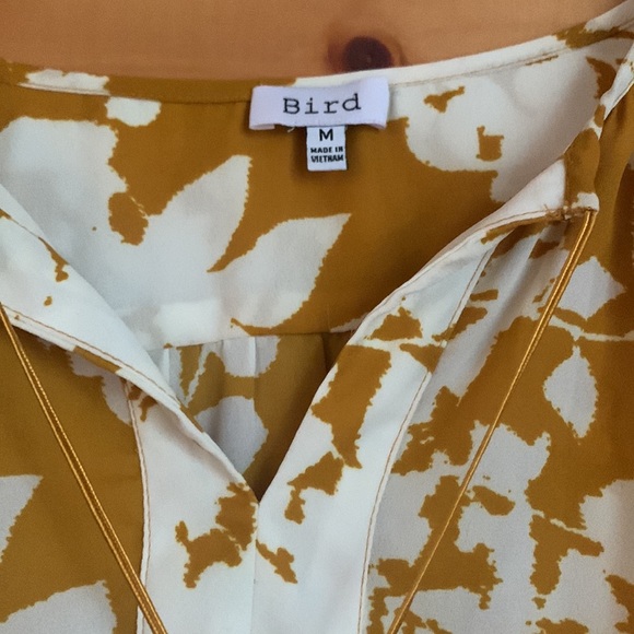 Beautiful yellow and white floral top with decorative tassels. Size M. - Picture 4 of 7